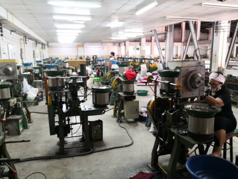 โรงงานผลิตกระดุมโลหะ