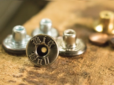 รับงานผลิตกระดุมโลหะชุบสีต่างๆ