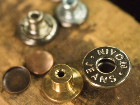 กระดุมยีนส์โลโก้ตามสั่งบนกระดุม